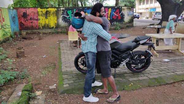 யமஹா ஆர்15 வி3 பைக்கை பயிற்சியாளருக்கு பரிசாக வழங்கிய பிரபல நடிகர்: யார் என தெரியுமா?