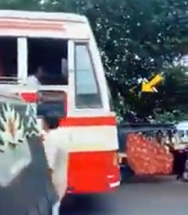 தவறான பாதையில் வேகமாக வந்த அரசு பேருந்து... துணிச்சலாக எதிரில் நின்ற பெண்... வைரல் வீடியோ!