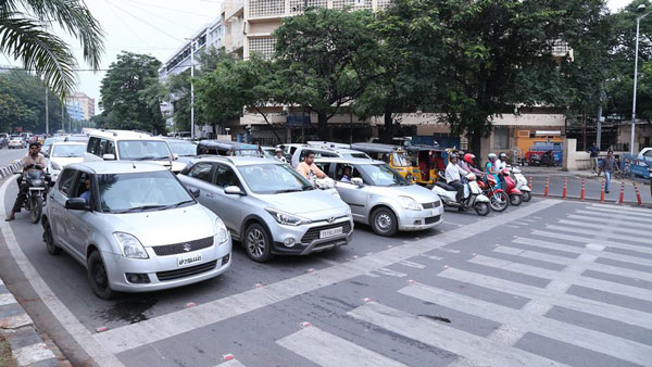 பெங்களூரில் அதிரடியாக குறைக்கப்பட்ட போக்குவரத்து அபராதம்! எவ்வளவு குறைந்தது தெரியுமா