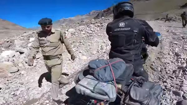 லடாக்கின் கரடு முரடான சாலையில் சிக்கிய பஜாஜ் பல்சர்... இக்கட்டான சூழலில் உதவிக் கரம் நீட்டிய இராணுவ வீரர்... வீடியோ!