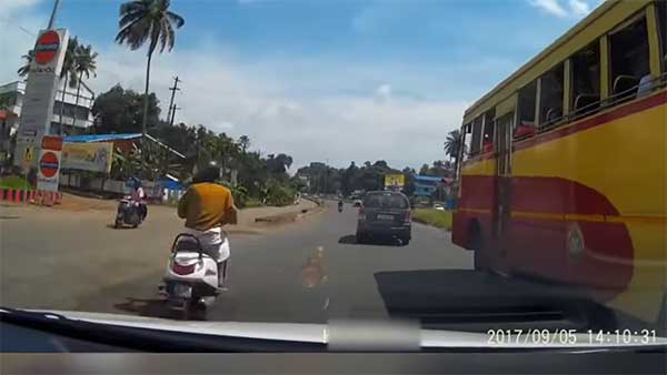 நூலிழையில் உயிர் தப்பிய வாகன ஓட்டி... அதிவேகமாக சென்ற கார் ஓவர் டேக் செய்யும் அதிர்ச்சி வீடியோ!