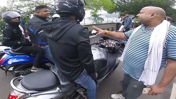 விலையுயர்ந்த பைக்குகளில் சென்ற குழுவுக்கு ஏற்பட்ட சோகம்: மடக்கிபிடித்து திட்டிதீர்த்த பாதசாரிகள்!!!