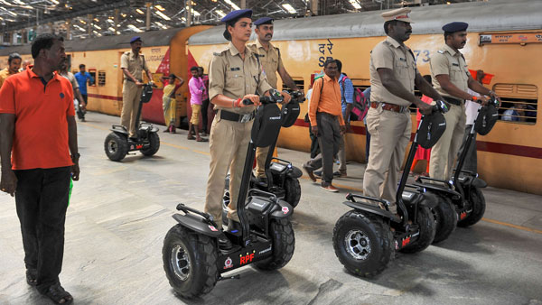 சென்னை சென்ட்ரல் ரயில் நிலையத்தில் போலீசார் செக்வே ஸ்கூட்டரில் ரோந்து!