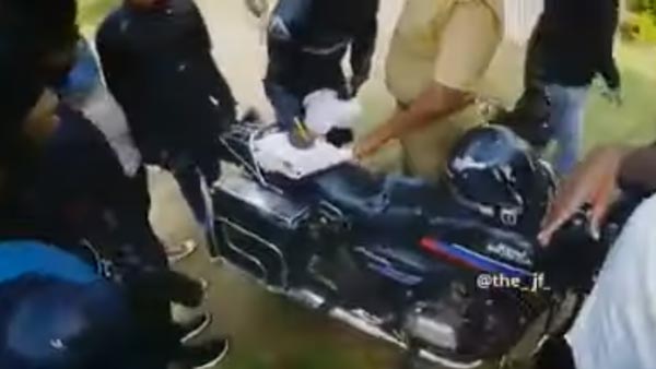 கூச்சமே இல்லாமல் காசு பிடுங்கிய தமிழக போலீஸ்காரர்... ரகசியமாக வீடியோ எடுத்து சிக்க வைத்த இளைஞர்கள்