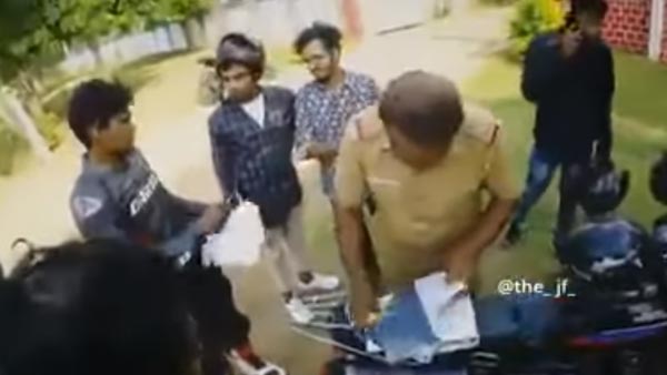 கூச்சமே இல்லாமல் காசு பிடுங்கிய தமிழக போலீஸ்காரர்... ரகசியமாக வீடியோ எடுத்து சிக்க வைத்த இளைஞர்கள்