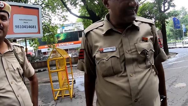 31 லட்ச ரூபாய் பைக்கை ஓட்டி வந்தவரை தடுத்து நிறுத்திய போலீசார்... காரணம் என்னவென்று தெரியுமா?
