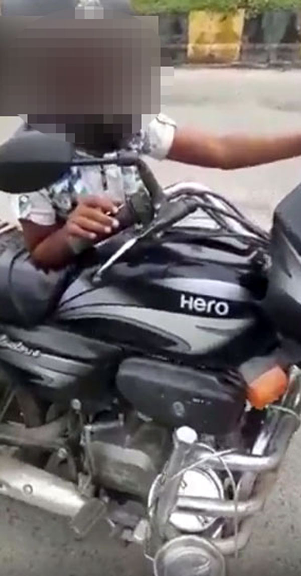 8 வயது சிறுவன் பைக் ஓட்டும் வீடியோ வைரல்... தந்தைக்கு கிடைத்த கடும் தண்டனை என்னவென்று தெரியுமா?