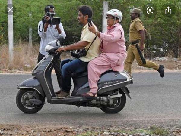 டுவிட்டரில் போரை தொடங்கிய கிரண்பேடி, நாராயணசாமி... பதிலுக்கு பதில் புகைப்படங்களை வெளியிட்டு மோதல்...!