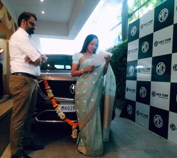 எம்ஜி ஹெக்டர் காரை வாங்கிய பிரபல பழம் பெரும் நடிகை... யார் என தெரிஞ்சா ஆச்சரியப்படுவீங்க!