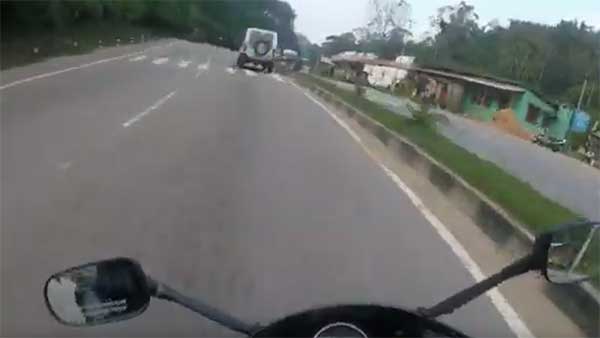 சைக்கிளால் கூட நுழைய முடியாத பாதையில் புகுந்த ஹோண்டா சிபிஆர்... அடுத்து நடந்தது என்ன..? அதிர்ச்சி வீடியோ!