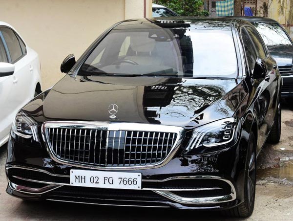 2 கோடி ரூபாய் காரில் வலம் வரும் நடிகை ஸ்ரீதேவி மகள்... விலைய விடுங்க... இந்த விஷயம்தான் ஹைலைட்...