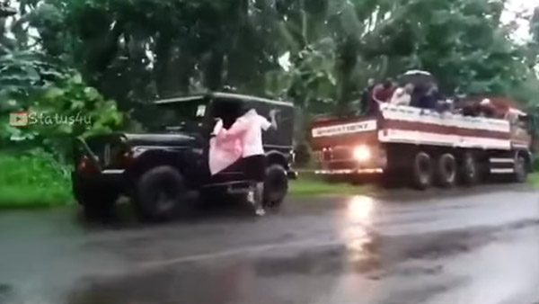 சேற்றில் சிக்கிய பெரிய உருவமுடைய லாரி: அசால்டாக வெளியேற்றிய மஹிந்திரா தார்... வைரல் வீடியோ!