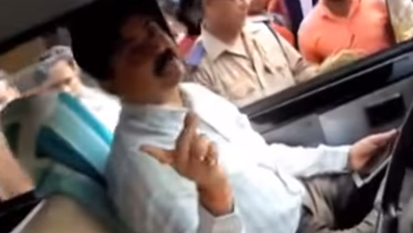 தாறுமாறு... உதவி ஆர்டிஓ-வின் காரை சுற்றி வளைத்து தரமான சம்பவம் செய்த பொதுமக்கள்... எதற்காக தெரியுமா?