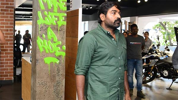 விஜய் சேதுபதி வாங்கிய 4 லட்ச ரூபாய் பைக்கின் நம்பர் பிளேட் இதைத்தான் குறிக்கிறது.. ரசிகர்கள் வியப்பு