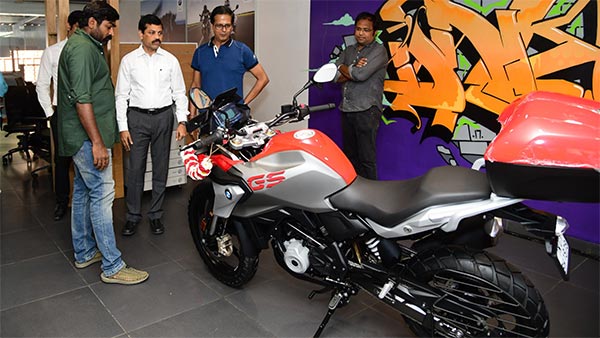 விஜய் சேதுபதி வாங்கிய 4 லட்ச ரூபாய் பைக்கின் நம்பர் பிளேட் இதைத்தான் குறிக்கிறது.. ரசிகர்கள் வியப்பு