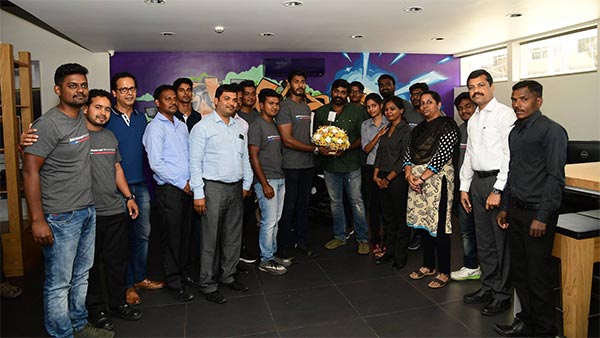 விஜய் சேதுபதி வாங்கிய 4 லட்ச ரூபாய் பைக்கின் நம்பர் பிளேட் இதைத்தான் குறிக்கிறது.. ரசிகர்கள் வியப்பு