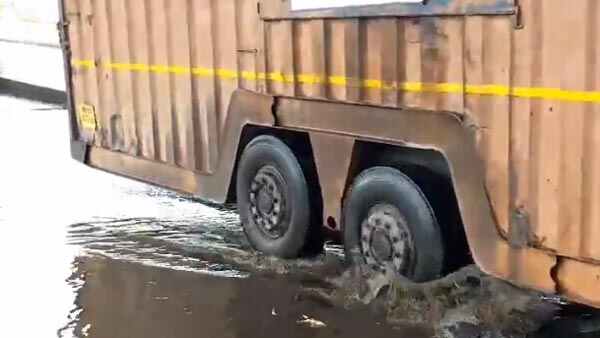 மோசமான சாலைகளிலும் ஓட்டி செல்ல ஏற்ற செடான் வாகனங்கள் இதோ...