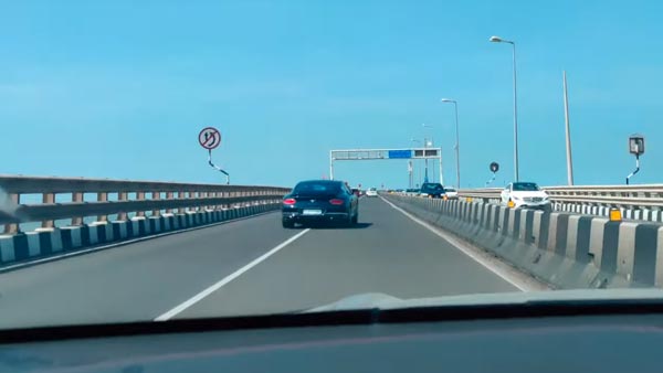 தானாக நடு ரோட்டில் நின்ற பல கோடி விலையுள்ள பென்ட்லீ... சொகுசு வசதிக்கு ஆசைப்பட்ட செல்வந்தர்கள் கடும் அவதி...!