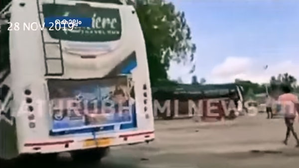 பள்ளி மைதானத்தில் அபாயகரமான ஸ்டண்ட்... கார், பஸ் டிரைவர் சிக்கினர்... என்ன நடந்தது தெரியுமா?