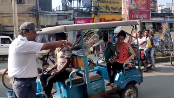ஓட்டுனர் முன்பே எலக்ட்ரிக் ரிக்ஷாக்களை அடித்து நொறுக்கிய போலீசார்... எதற்காக தெரியுமா?