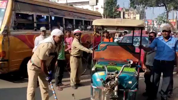 ஓட்டுனர் முன்பே எலக்ட்ரிக் ரிக்ஷாக்களை அடித்து நொறுக்கிய போலீசார்... எதற்காக தெரியுமா?