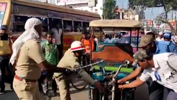 ஓட்டுனர் முன்பே எலக்ட்ரிக் ரிக்ஷாக்களை அடித்து நொறுக்கிய போலீசார்... எதற்காக தெரியுமா?