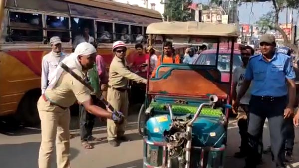 ஓட்டுனர் முன்பே எலக்ட்ரிக் ரிக்ஷாக்களை அடித்து நொறுக்கிய போலீசார்... எதற்காக தெரியுமா?
