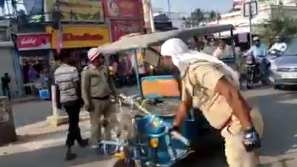ஓட்டுனர் முன்பே எலக்ட்ரிக் ரிக்ஷாக்களை அடித்து நொறுக்கிய போலீசார்... எதற்காக தெரியுமா?