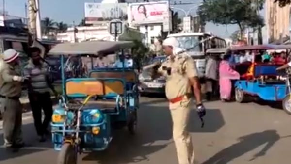 ஓட்டுனர் முன்பே எலக்ட்ரிக் ரிக்ஷாக்களை அடித்து நொறுக்கிய போலீசார்... எதற்காக தெரியுமா?
