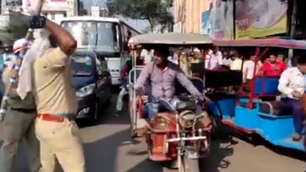 ஓட்டுனர் முன்பே எலக்ட்ரிக் ரிக்ஷாக்களை அடித்து நொறுக்கிய போலீசார்... எதற்காக தெரியுமா?