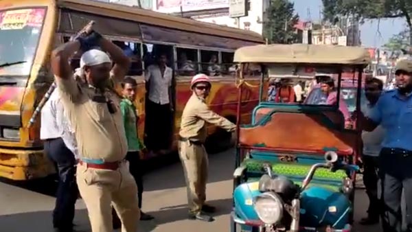 ஓட்டுனர் முன்பே எலக்ட்ரிக் ரிக்ஷாக்களை அடித்து நொறுக்கிய போலீசார்... எதற்காக தெரியுமா?
