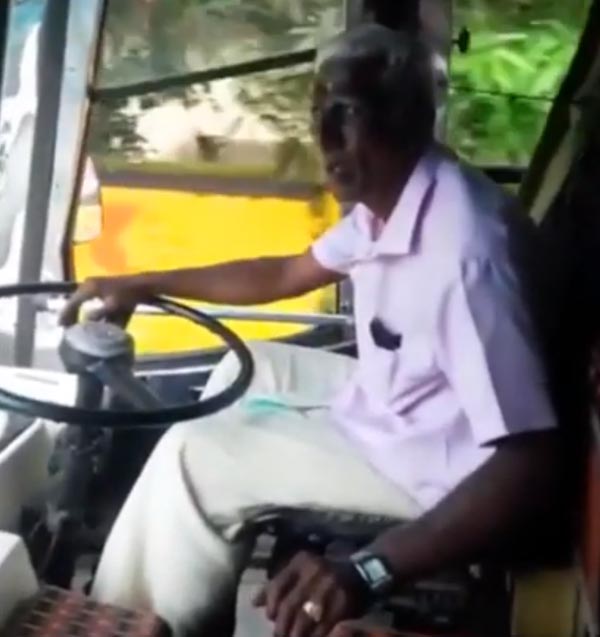 கனரக வாகனத்தை இயக்கும் வயதானவர்... இந்த வீடியோ பாருங்கள்...