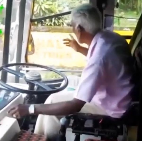 கனரக வாகனத்தை இயக்கும் வயதானவர்... இந்த வீடியோ பாருங்கள்...
