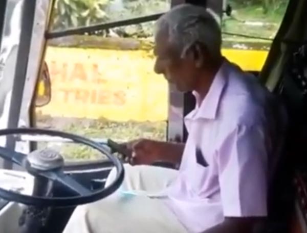 கனரக வாகனத்தை இயக்கும் வயதானவர்... இந்த வீடியோ பாருங்கள்...