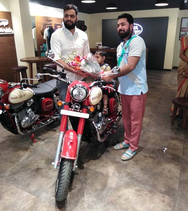 ஜாவா ஸ்பெஷல் எடிசன் பைக்கை வீட்டிற்கு ஓட்டிசெல்லும் முதல் நபர் இவர்தான்!
