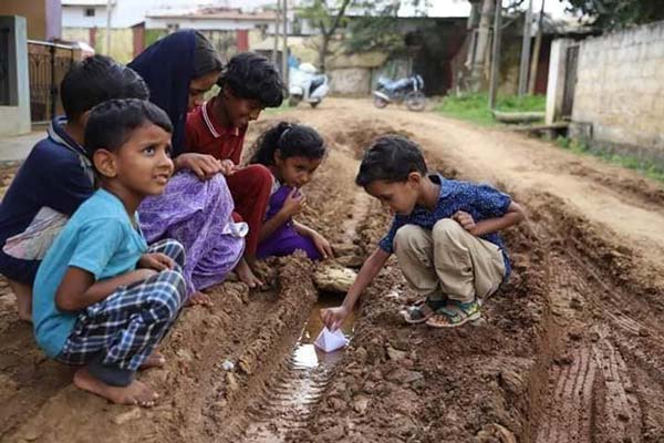 குண்டும் குழியுமாக மோசமான சாலை... அரசாங்க கவனத்தை ஈர்க்க ஃபோட்டோஷூட் நடத்திய இளம் தம்பதி!