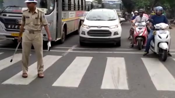 பள்ளிக்கு சென்று கொண்டிருந்த குழந்தைக்கு அபராதம்... போலீஸை அலற விட்ட தந்தை... என்ன செய்தார் தெரியுமா