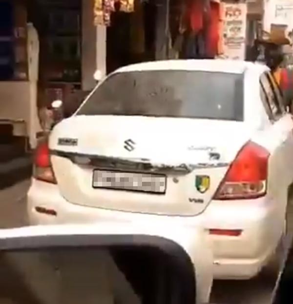 வழியை அடைத்து நின்றதால் அதிரடி... மாருதி டிசையர் காரை அசால்டாக கையில் தூக்கி ஓரமாக வைத்த டிரைவர்...