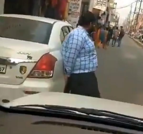 வழியை அடைத்து நின்றதால் அதிரடி... மாருதி டிசையர் காரை அசால்டாக கையில் தூக்கி ஓரமாக வைத்த டிரைவர்...