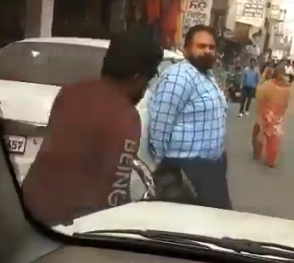 வழியை அடைத்து நின்றதால் அதிரடி... மாருதி டிசையர் காரை அசால்டாக கையில் தூக்கி ஓரமாக வைத்த டிரைவர்...
