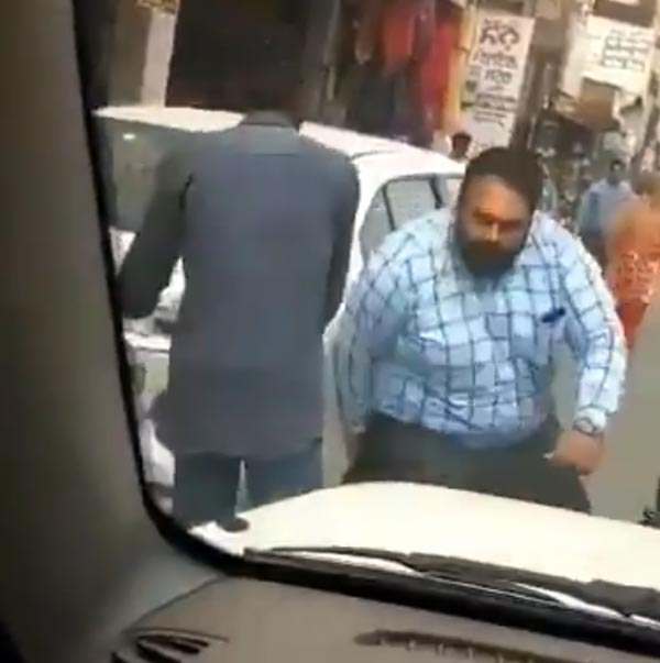 வழியை அடைத்து நின்றதால் அதிரடி... மாருதி டிசையர் காரை அசால்டாக கையில் தூக்கி ஓரமாக வைத்த டிரைவர்...