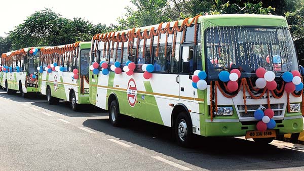 மக்களுடன் மக்களாக பஸ்ஸில் டிக்கெட் எடுத்து பயணித்த ஒடிசா முதல்வர் நவீன் பட்நாயக்... ஏன் தெரியுமா?