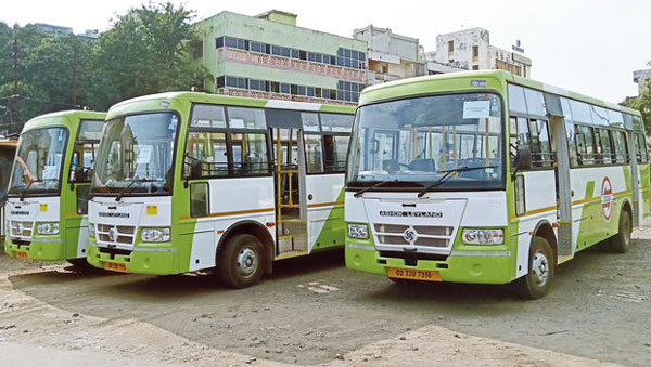 மக்களுடன் மக்களாக பஸ்ஸில் டிக்கெட் எடுத்து பயணித்த ஒடிசா முதல்வர் நவீன் பட்நாயக்... ஏன் தெரியுமா?