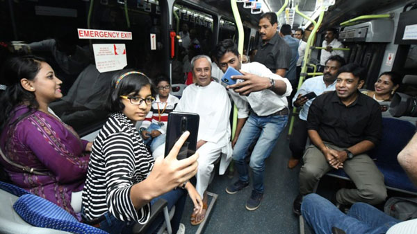 மக்களுடன் மக்களாக பஸ்ஸில் டிக்கெட் எடுத்து பயணித்த ஒடிசா முதல்வர் நவீன் பட்நாயக்... ஏன் தெரியுமா?