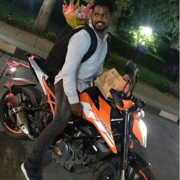 கொள்ளையர்களை பைக்கில் விரட்டி சென்று பிடித்த துணிச்சல் இளைஞர்... பாராட்டு குவிகிறது...
