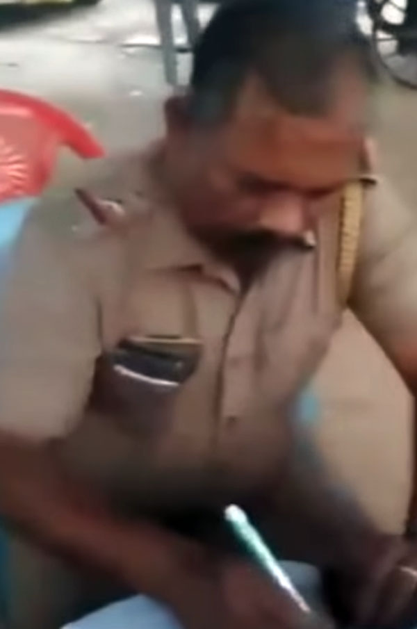 எஞ்சின் இல்லாத பைக்கை தள்ளி வந்தவரை மடக்கிப்பிடித்து அபராதம் விதித்த போலீசார்!