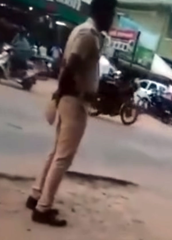 எஞ்சின் இல்லாத பைக்கை தள்ளி வந்தவரை மடக்கிப்பிடித்து அபராதம் விதித்த போலீசார்!