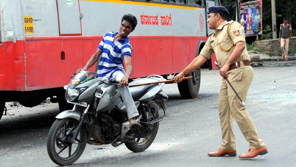 வாகன ஓட்டிகளை நிறுத்துவதற்கு லத்தியை சுழற்றினால்... போலீசார் மீது சாட்டையை சுழற்றும் நீதிமன்றம்!