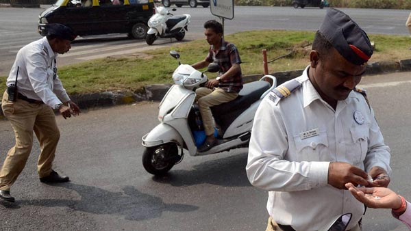 வாகன ஓட்டிகளை நிறுத்துவதற்கு லத்தியை சுழற்றினால்... போலீசார் மீது சாட்டையை சுழற்றும் நீதிமன்றம்!