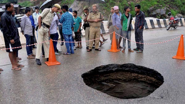 எப்படியெல்லாம் சமாளிக்குராங்க... 'தரமான சாலைகளே விபத்திற்கு காரணம்' - மக்களை அதிரவைத்த பாஜக எம்பி..!